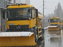 В София в готовност са 166 снегопочистващи машини, обработват се няколко района