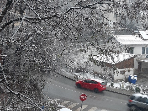 Сняг вали в област Смолян, пътищата са проходими при зимни условия