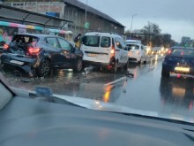 Верижна катастрофа с четири автомобила е станала на бул. ,,Ген. Данаил Николаев"