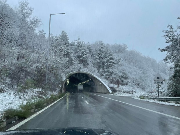 Сняг вали  на АМ Тракия от двете страни на тунела Троянови