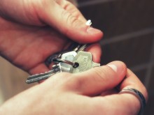 Поялник или силиконов пистолет помагат при счупен ключ