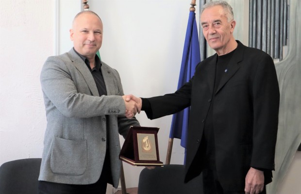Иван Чолаков връчи Почетния знак на областния управител на музикалния педагог Веселин Божков