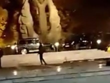 Законът предвижда до 5 г. затвор за шофьорчетата, качили джиповете си на паметника на Съединението