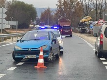 Сблъсък на Околовръстното, бус изхвърча от пътя