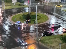 Какво става, Пловдив? Вижте къде се приземи автомобил в кръговото на панаира