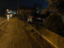 14-годишен подкара Мерцедес и се вряза в двор