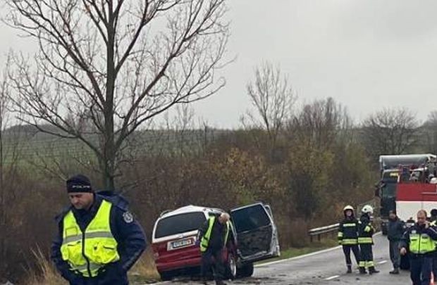 Трима загинали при катастрофа между две коли в Старозагорско съобщава