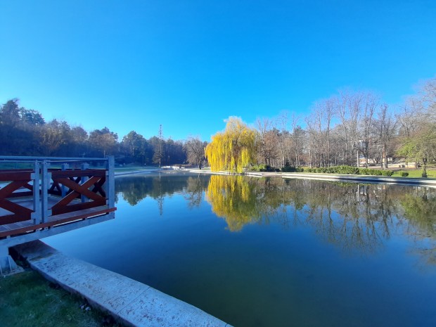 Паркови елементи ще укрепят коритото на река Добричка в част от парка