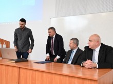 Министърът на електронното управление и ректорът на УНСС издадоха първото в България електронно уверение