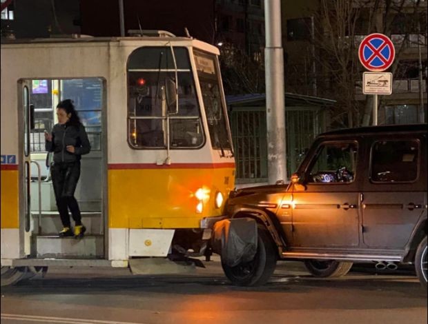 Трамвай и скъпарски джип Мерцедес се сблъскаха челно в столицата