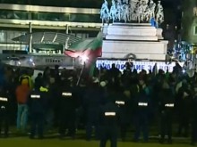 Протест на жълтите павета срещу връщането на хартиената бюлетина