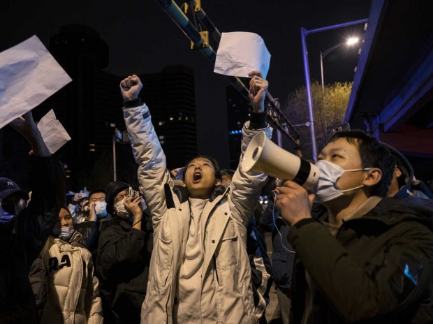 Протестите в Гуанджоу прераснаха в сблъсъци с полицията