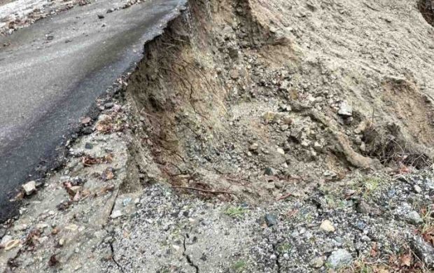 Пътят между с. Сушица и община Симитли е затворен заради свлачище