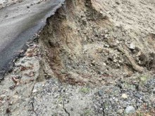 Пътят между с. Сушица и община Симитли е затворен заради свлачище