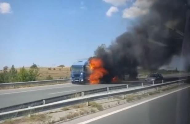 Товарен автомобил се запали на магистрала Струма съобщиха от полицията