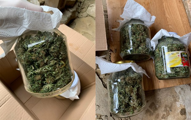 </TD
>От полицията разпространиха снимки на пълните с марихуана буркани, които