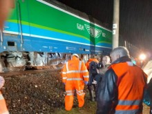 Машинистът от влака София - Бургас, върху който падна скала, е с травми в областта на гръбнака
