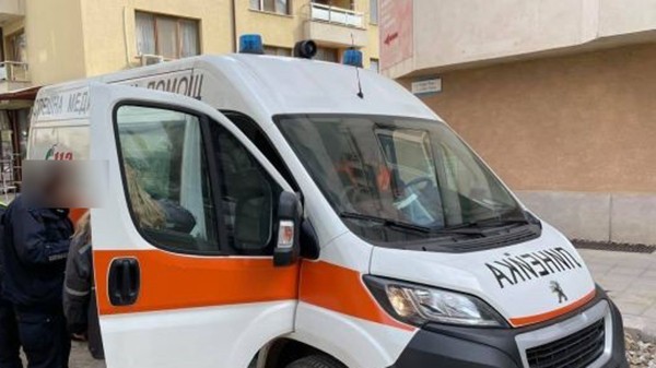 Мъж е в болница, след като е бил блъснат от лек автомобил край Бургас