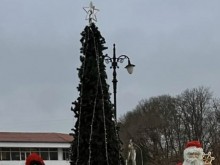 Палят светлините на коледната елха в Суворово