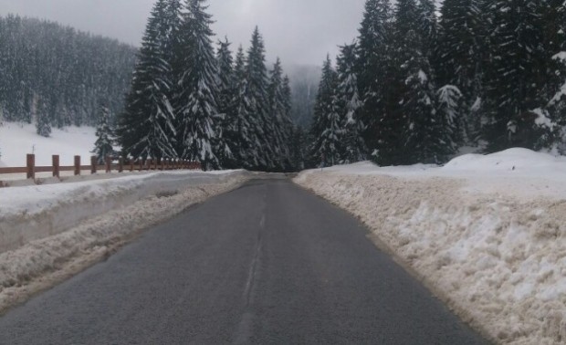 Ограничено е движението на автомобили над 12 т на прохода Рожен поради снеговалеж и снегопочиствате