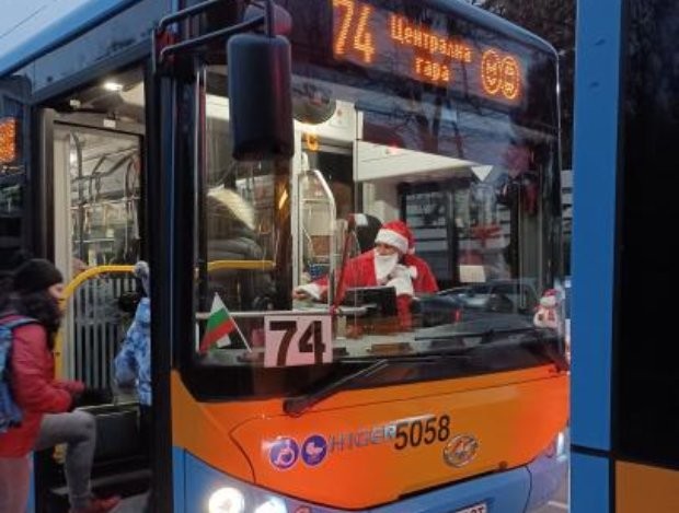 Празничният дух вече е в София Дядо Коледа подкара автобус