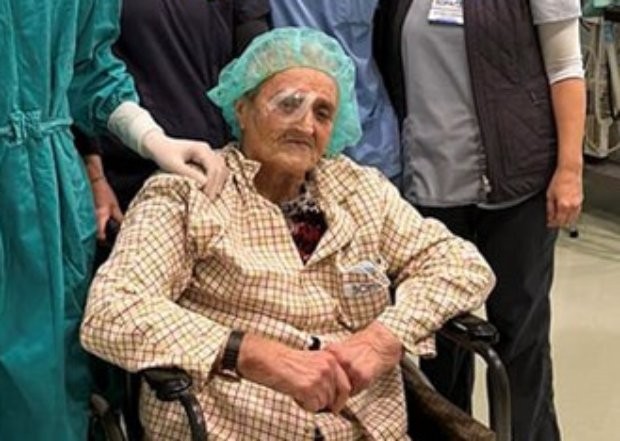 В навечерието на празниците зрението на 82 годишната жена от София