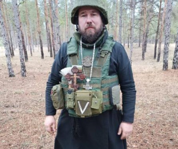 Свещеник, който придружава руската армия в Херсон, носи българското знаме