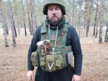 Свещеник, който придружава руската армия в Херсон, носи българското знаме