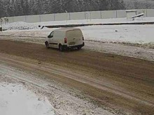 Усложнява се зимната обстановка, вижте къде натрупа 25 см