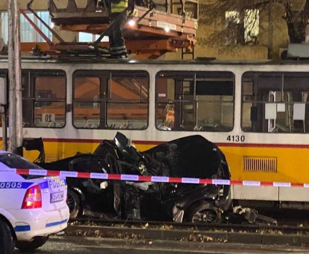 Автомобил и трамвай се удариха в София