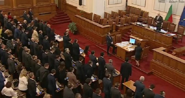 Близо 17 часа депутатите обсъждаха в пленарната зала промените в