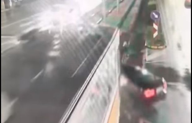 Появиха се първи кадри от тежката катастрофа между трамвай 20 и лек автомобил