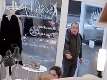Жена се оплака, че непознат мъж е влязъл в салона й, след това е станало страшно!