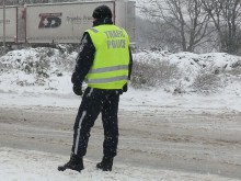 Камион на КМД се заби в канавка, за да избегне неправилно изпреварващ автомобил
