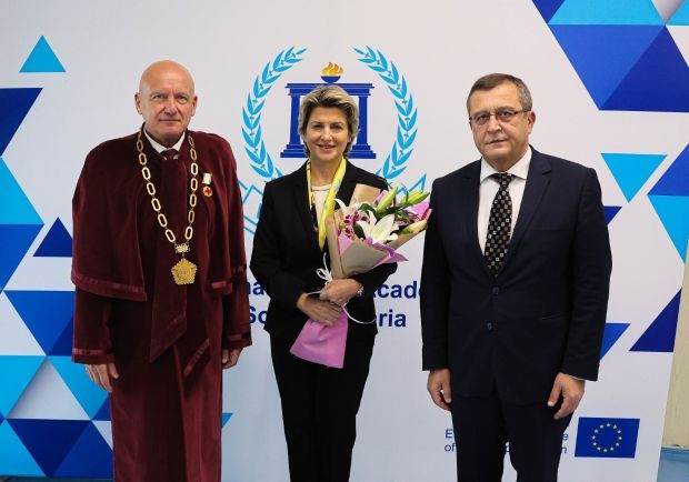Министър Весела Лечева награди с почетен плакет ректора на НСА