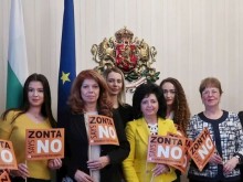 Вицепрезидентът Йотова разговаря с участниците в подкрепяния от нея проект "НЕ на кибернасилието срещу жени и деца"