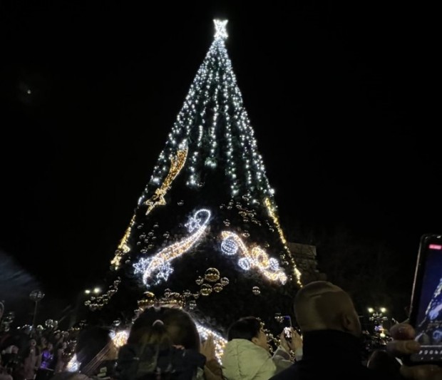 </TD
>Светлините на коледната елха на площад “Георги Измирлиев в Благоевград