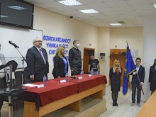 Връчиха президентска стипендия на пълните отличници на ВУСИ
