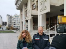 Софиянец е задържан за превозване на 14 нелегални мигранти в линейка през област Бургас