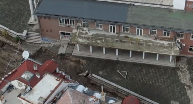Багери бутат терасата на знаково читалище в Пловдив
