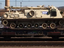 В Гърция дерайлира влак с танкове на НАТО