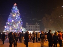 Грейва 12-метровата Коледна елха в Кюстендил