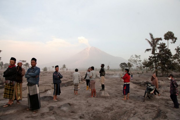 На Ява остава в сила най-високо ниво на опасност заради изригването на вулкана Семеру