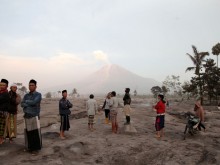 На Ява остава в сила най-високо ниво на опасност заради изригването на вулкана Семеру