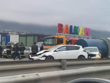 Верижна катастрофа между шест автомобила и два камиона е станала на Околовръстното в София