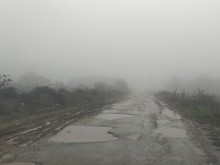 Жители на варненско село крачат с гумени ботуши през дупките, положението е потресаващо