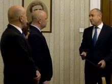Президентът Румен Радев връчи първия проучвателен мандат на проф. Николай Габровски