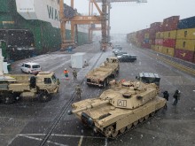 Партида американска военна техника от 800 превозни средства пристигна в Полша, включително танкове Abrams