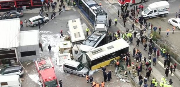 Деветнайсет души са ранени в Истанбул при катастрофа между трамвай
