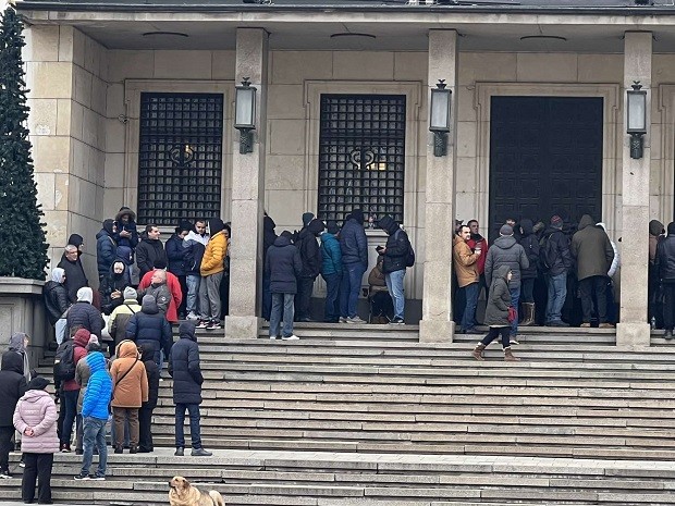 Стотици се редят на опашка пред БНБ за възпоменателната монета "Цар Калоян"